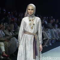 Fashion show busana muslim terbaru Ria Miranda yang mengangkat tema Lullatone di Indonesia Fashion Week 2018, Jakarta Convention Center, Sabtu [31/3/2018]. [Foto: Mohammad Abduh/Wolipop]