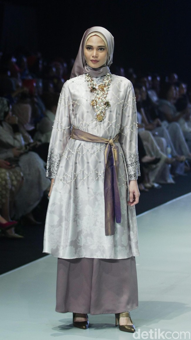 Fashion show busana muslim terbaru Ria Miranda yang mengangkat tema Lullatone di Indonesia Fashion Week 2018, Jakarta Convention Center, Sabtu [31/3/2018]. [Foto: Mohammad Abduh/Wolipop]