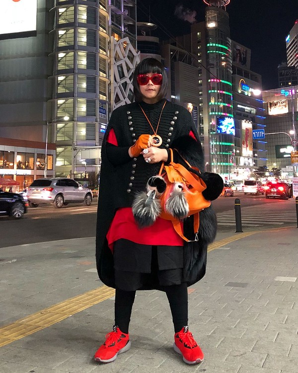 Dandanan Peepy memang eksentrik. Begini gaya pria ini saat berkunjung ke Boon The Shop, pusat perbelanjaan mewah di Gangnam, Korea Selatan. (Instagram/@peepy_and_mother_lee) Dandanan Peepy memang eksentrik. Begini gaya pria ini saat berkunjung ke Boon The Shop, pusat perbelanjaan mewah di Gangnam, Korea Selatan. (Instagram/@peepy_and_mother_lee)