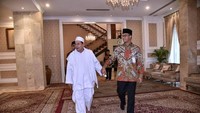 Anies dan Habib Luthfi juga bergandengan tangan di momen pertemuan istimewa itu.