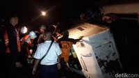 Loko KA Sancaka terguling, masinis terjebak di dalamnya. Evakuasi korban berlangsung selama 3 jam. (Foto: Sugeng Harianto/detikcom)
