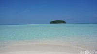 Di tempat ini, pada saat surut, akan terlihat gundukan pasir luas yang putih. Cantik banget! (Shinta/detikTravel)