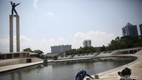 Para pekerja mulai membuat tali air di sekeliling kolam.