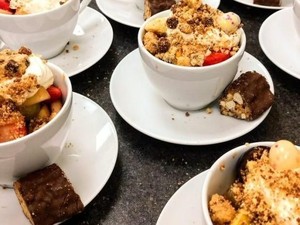 Bikin Haru! Keluarga Stephan Hawking Bagikan Makanan untuk Tunawisma