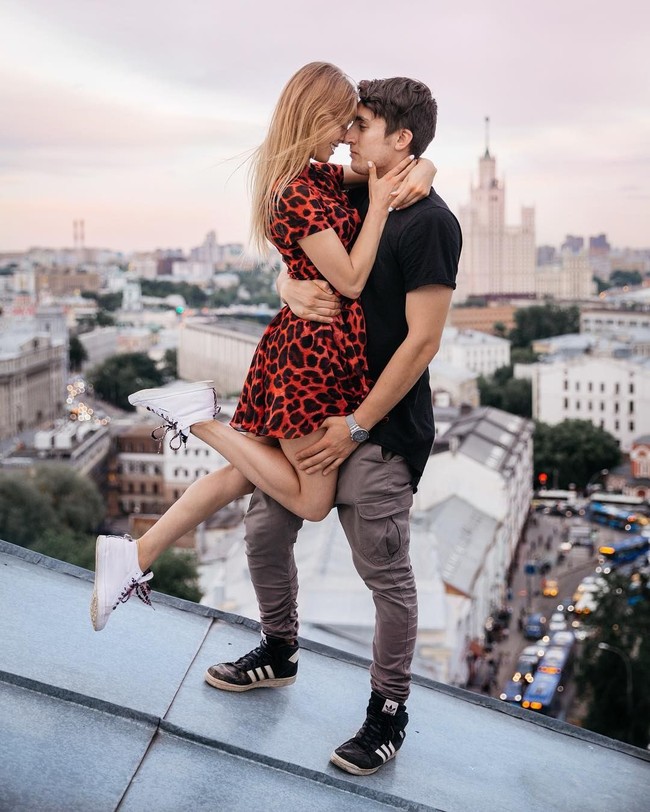 Angela Nikolau dikenal netizen karena hobinya selfie di tempat ketinggian ekstrem yang kerap dibagikan di media sosial. Ternyata, wanita 25 tahun tersebut punya pacar dengan hobi serupa. Foto: Instagram angela_nikolau/ beerkus/__elevation__