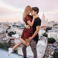 Angela Nikolau dikenal netizen karena hobinya selfie di tempat ketinggian ekstrem yang kerap dibagikan di media sosial. Ternyata, wanita 25 tahun tersebut punya pacar dengan hobi serupa. Foto: Instagram angela_nikolau/ beerkus/__elevation__