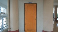Lantai paling bawah terbuka begitu saja. Sementara di lantai dua gedung yang dibangun bantuan Jepang ini tersedia dapur dan toilet. 