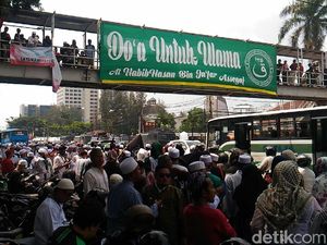 Jelang Demo Sukmawati, Massa PA 212 Padati Depan Stasiun Gambir