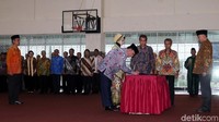 Usai mengikrar sumpah, keduanya kemudian mengucap pakta integritas secara bergantian. Setelah itu dilakukan penandatanganan berita acara, yang disambung dengan penandatanganan oleh Agus Rahadjo.