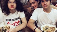 Lagi makan apa ya Al dan Dul? Dalam unggahan fotonya terlihat ada El, Dul dan juga Maia Estianty. Foto: Instagram @alghazali7