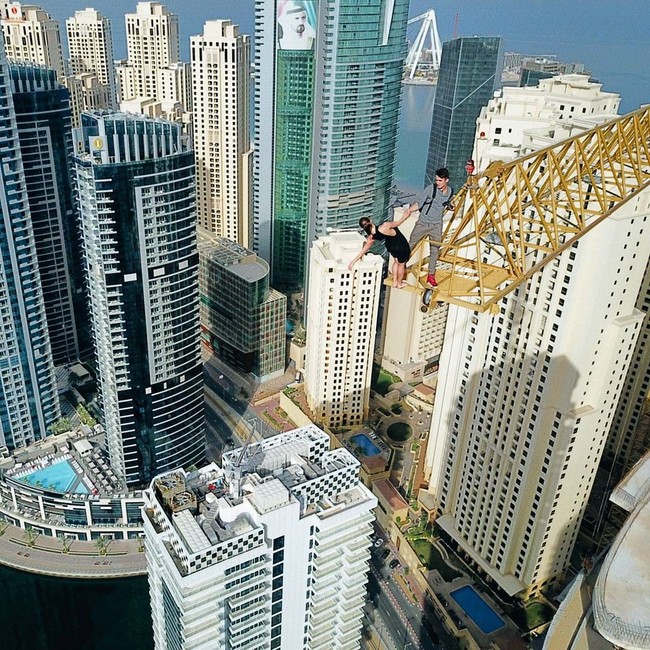 Menurut Travel Ticker, pasangan asal Rusia ini memang menikmati adrenalin dari olahraga ekstrem tersebut. Meski terlihat tidak punya takut, mereka selalu mengutamakan keselamatan dan berhati-hati. Foto: Instagram angela_nikolau/ beerkus/__elevation__