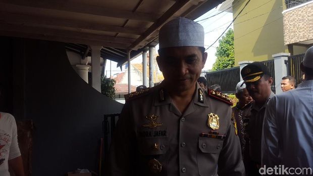 Kapolres Jakarta Selatan Kombes Indra Jafar menemui istri pensiunan AL yang dibunuh di Pondok Labu.