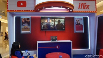 Bundling smartphone 4G ini diklaim menawarkan kuota YouTube unlimited selama 24 jam, satu tahun penuh, dan 1GB x12 bulan untuk akses data dan internet termasuk media sosial.