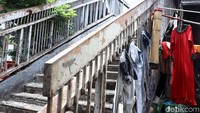Jembatan Penyebrangan Orang (JPO) di Jalan Latumenten, Jakarta Barat, tampak tidak terawat. JPO itu kini berkarat dan dijadikan tempat menjemur pakaian. Ada juga yang memanfaatkan JPO untuk tempat pasang antena tv. (Foto: Rifkianto Nugroho/detikcom)