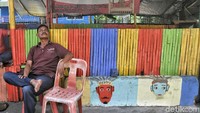 Turut berperan dalam kegiatan itu, tokoh masyarakat, para siswa, guru dan pembimbing dari SMK seni lukis. Kemudian ada juga komunitas mural, petugas PPSU dan warga.