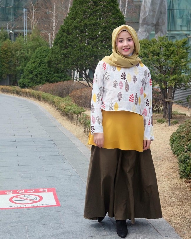 Natasha Rizky jadi salah satu ikon artis berhijab yang gayanya selalu mencuri perhatian. Wanita kelahiran 1993 ini punya ciri khas gaya hijab yang simple dengan warna-warna cerah. Foto: Instagram