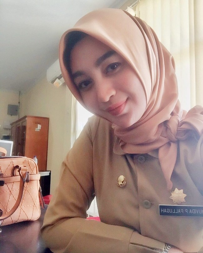 Saat bekerja, Muvida Pratiwi sering memakai hijab segi empat polos yang dipakai secara sederhana. Selain tampil lebih resmi, hijab seperti ini juga praktis untuk beragam aktivitas. Foto: Instagram