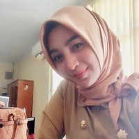 Saat bekerja, Muvida Pratiwi sering memakai hijab segi empat polos yang dipakai secara sederhana. Selain tampil lebih resmi, hijab seperti ini juga praktis untuk beragam aktivitas. Foto: Instagram