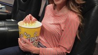 Mau tahu hal favorit Rania saat akhir pekan? Jawabannya tergambar dari foto ini. Wanita bertubuh tinggi ini suka nonton film sambil makan popcorn! Foto: Instagram queenrania