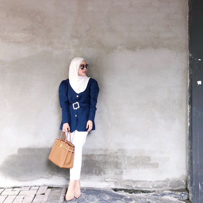 Di beberapa kesempatan, Vivy Yusof tampak sering memakai tas kesayangannya yang berwarna cokelat ini. Tas ini merupakan keluaran merek ternama Hermes dengan kisaran harga sekitar Rp 287 juta. Foto: Instagram/VivyYusof