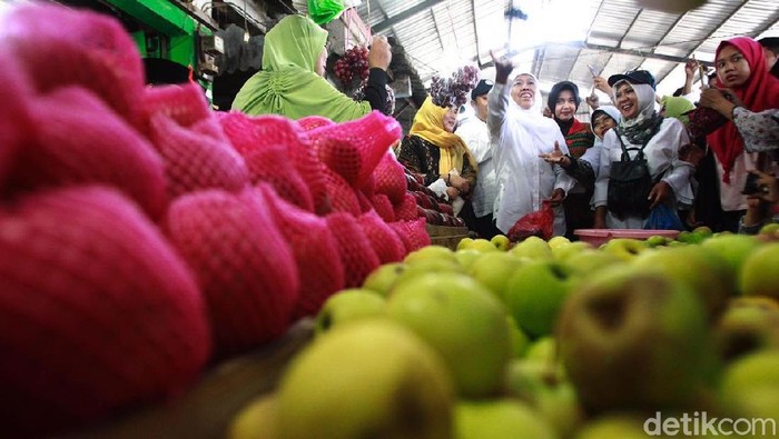Kunjungi Pasar Buah, Khofifah Ingin Potensi Daerah Dimaksimalkan