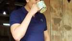 Bergaya Hidup Sehat, Ini Pose Adrian Maulana Makan Smoothie hingga Duren