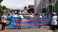 Warga Kota Tegal, Jawa Tengah, juga menggelar aksi demo terkait puisi Sukmawati yang berjudul Ibu Indonesia. Mereka menuntut agar Sukmawati diproses hukum karena dianggap melecehkan islam. (Foto: Imam Suripto/detikcom)