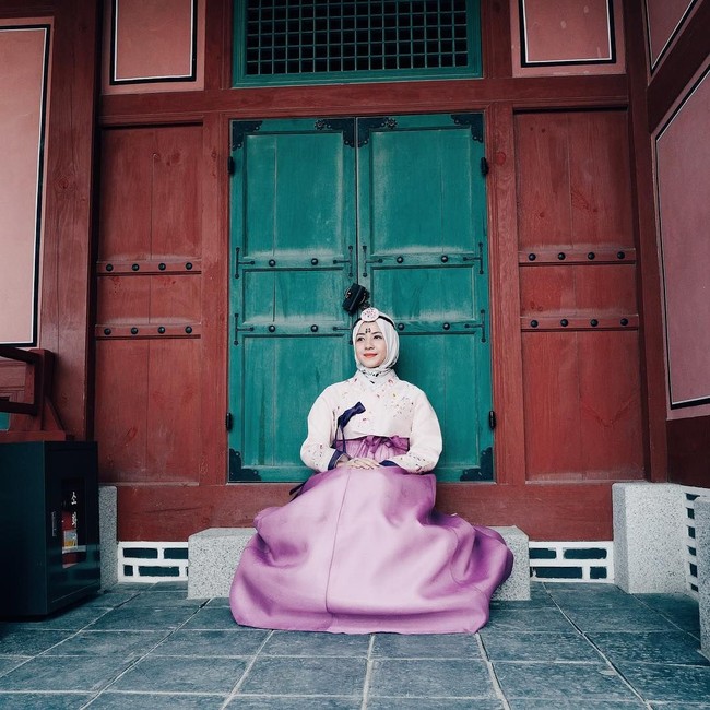 Natasha Rizki tentu tidak melewatkan pemakaian kostum hanbok. Ia tampil cantik dengan hanbok dan aksesori di kepalanya. Foto: Instagram