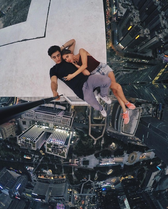 Memang tak takut ketinggian, keduanya pun bisa berpose mesra meski berpose di atas gedung. Foto: Instagram angela_nikolau/ beerkus/__elevation__