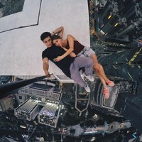 Memang tak takut ketinggian, keduanya pun bisa berpose mesra meski berpose di atas gedung. Foto: Instagram angela_nikolau/ beerkus/__elevation__