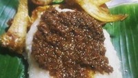 Salah satu menu Ketan Pulen ini dijamin bikin kenyang dan puas. Ketan plus sambal roa yang pedas dan ikan asin yang renyah gurih. Foto: Instagram @rinikusumaketanpunel