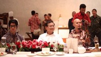 Meskipun terlihat seperti anak baik-baik, dengan mengenakan kaca mata serta potongan rambut yang rapih. Al Ghazali terlihat sedang makan bersama dengan sang ayah dan Prabowo Subianto. Foto: Instagram @alghazali7