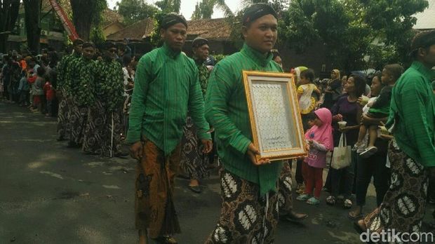 Kirab pengantin tebu