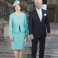 Raja Carl XVI Gustaf dari Swedia menikahi wanita bernama Silvia Renate Sommerlath yang awalnya berprofesi sebagai seorang penerjemah yang bisa enam bahasa. Keduanya bertemu tahun 1972 ketika Olimpiade di Jerman, dan lalu menikah tahun 1976. Foto: Dok. Getty Images