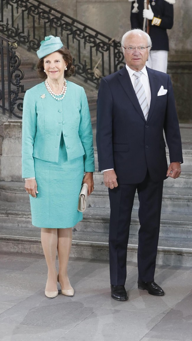 Raja Carl XVI Gustaf dari Swedia menikahi wanita bernama Silvia Renate Sommerlath yang awalnya berprofesi sebagai seorang penerjemah yang bisa enam bahasa. Keduanya bertemu tahun 1972 ketika Olimpiade di Jerman, dan lalu menikah tahun 1976. Foto: Dok. Getty Images