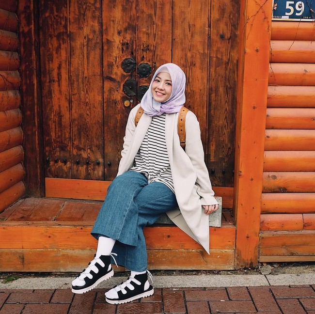 Natasha Rizki juga terlihat beberapa kali berganti hijab. Ia banyak mencoba berbagai macam scarf motif segi empat yang sedang hits saat ini. Foto: Instagram
