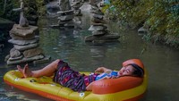 Batu bersusun tersebut sengaja dibikin oleh warga setempat. Traveler sedang bersantai di sungai Dusun Brongkol, Bantul (pesonajogja/Instagram) 