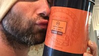 Selain doyan ngopi, Adam Levine ternyata pecinta kacang polong dalam kemasan milik chef populer, Mario Batali.  Saking sukanya, vokalis Maroon 5 itu sampai mencium kaleng kacang polong miliknya. Foto: Instagram @adamlevine