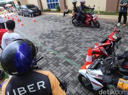 Driver Uber Menyerahkan Diri Gabung Grab