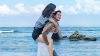 Ternyata Irfan dan Jennifer layaknya pasangan beda usia di film Arini. (Dok. Instagram/jenniferbachdim)