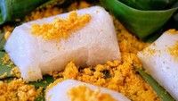 Ketan legendaris bikinan Ny. Lany di Cirebon ini selalu bikin kangen. Pulen lembut dnegan topping serundeng pedas plus aroma wangi daun pisang. Foto: Instagram @nyamfoodies