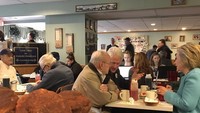 Ditemani sang suami, Hillary terlihat asyik menikmati hangatnya muffin sambil berbincang di sebuah restoran di wilayah New Hampshire. Foto: Instagram @hillaryclinton