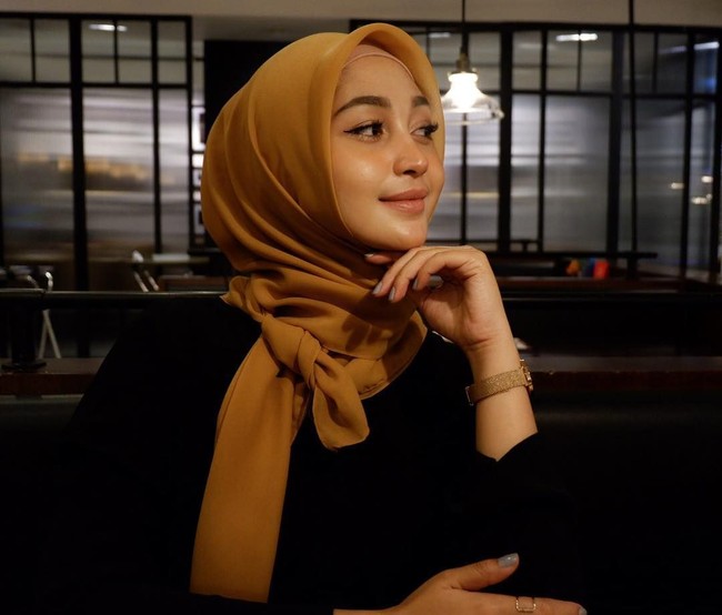 Nama Muvida Pratiwi juga sempat populer saat ia menjadi pembawa baki bendera pusaka pada upacara peringatan HUT RI ke-66 tahun 2011. Saat itu dirinya masih SMA dan belum berkerudung. Foto: Instagram