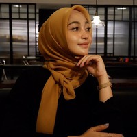 Nama Muvida Pratiwi juga sempat populer saat ia menjadi pembawa baki bendera pusaka pada upacara peringatan HUT RI ke-66 tahun 2011. Saat itu dirinya masih SMA dan belum berkerudung. Foto: Instagram