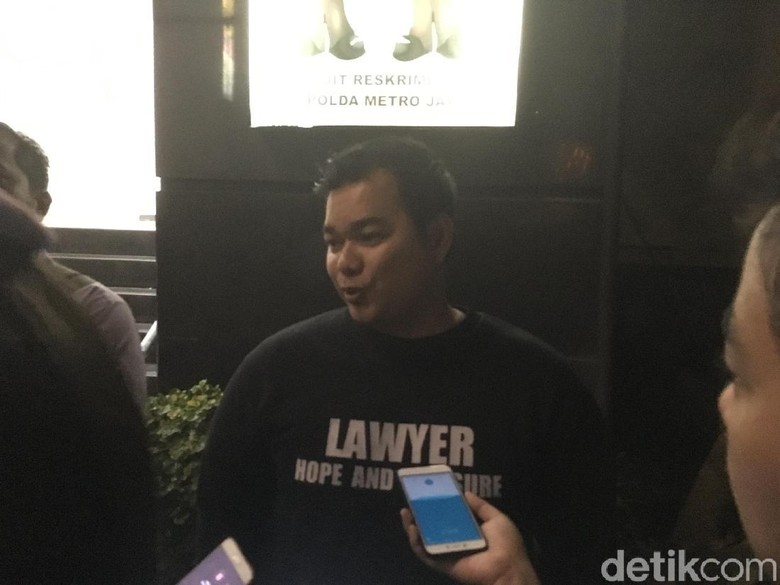 Diperiksa 5 Jam, Pelapor Jelaskan Polemik Puisi Sukmawati Diperiksa 5 Jam, Pelapor Jelaskan Polemik Puisi Sukmawati
