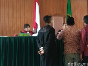 Disidang, 6 Kades Karawang Tidak Tahu Pose 4 Jari Melanggar
