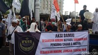 Selain di Jakarta, aksi demo terhadap Sukmawati juga digelar di Semarang. Massa berkumpul di depan Mapolda Jawa Tengah dan meminta Sukmawati diproses hukum. (Foto: Angling Adhitya Purbaya/detikcom)