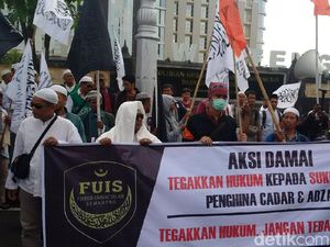 Demo Sukmawati di Depan Mapolda Jateng, Massa Bagi-bagi Selebaran