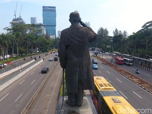Drone Tunjukkan Punggung Sudirman yang Bolong