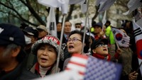Terdakwa secara ilegal menggunakan kekuasaan kepresidenannya atas permintaan pribadi dari Choi untuk memaksa perusahaan-perusahaan menyumbangkan uang ke yayasan-yayasan, kata hakim Kim. (Foto: Dok. REUTERS/Kim Hong-Ji)